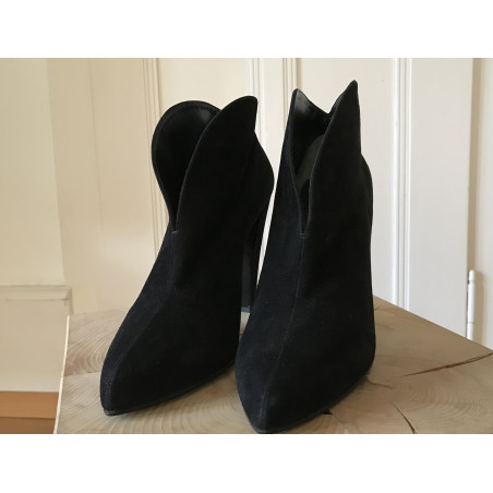 MIU MIU Schwarze Wildlederstiefelette - Pre-loved Designer Second Hand | LUXURYLOVE