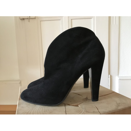 MIU MIU Schwarze Wildlederstiefelette - Pre-loved Designer Second Hand | LUXURYLOVE