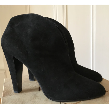 MIU MIU Schwarze Wildlederstiefelette - Pre-loved Designer Second Hand | LUXURYLOVE