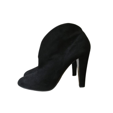 MIU MIU Schwarze Wildlederstiefelette - Pre-loved Designer Second Hand | LUXURYLOVE