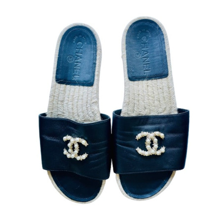 CHANEL CC Slides - Pre-loved Designer Second Hand | LUXURYLOVE