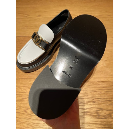 LOUIS VUITTON Loafer - Pre-loved Designer Second Hand | LUXURYLOVE