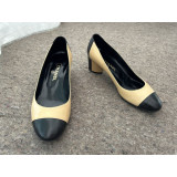 Pumps beige black toecap