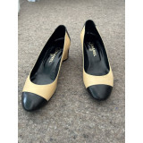 Pumps beige black toecap