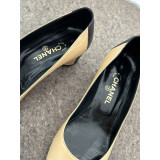 Pumps beige black toecap