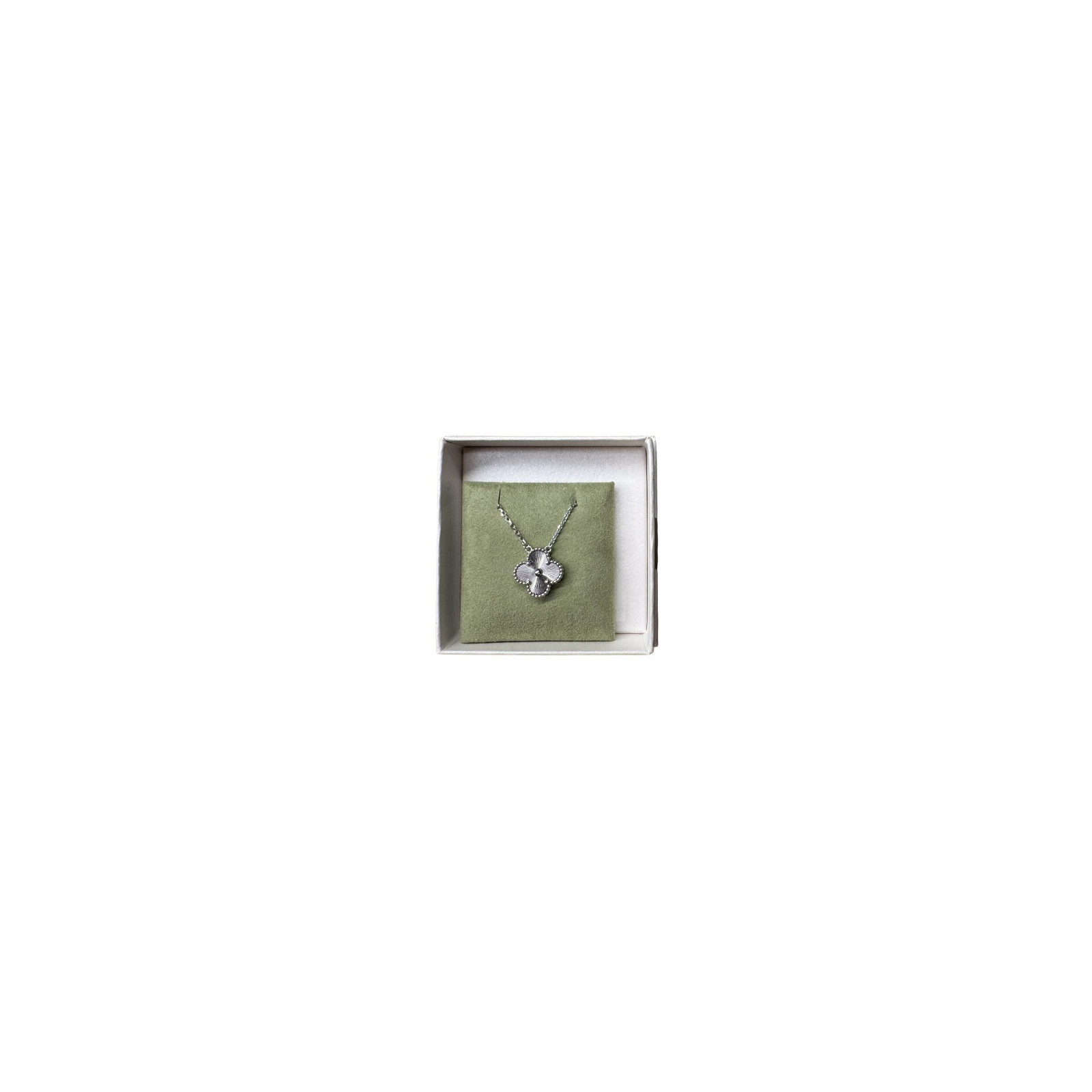 VAN CLEEF & ARPELS Alhambra chain white gold chip- NEW - Pre-loved Designer Second Hand | LUXURYLOVE VAN CLEEF & ARPELS Alhambra chain white gold chip- NEW - Pre-loved Designer Second Hand | LUXURYLOVE