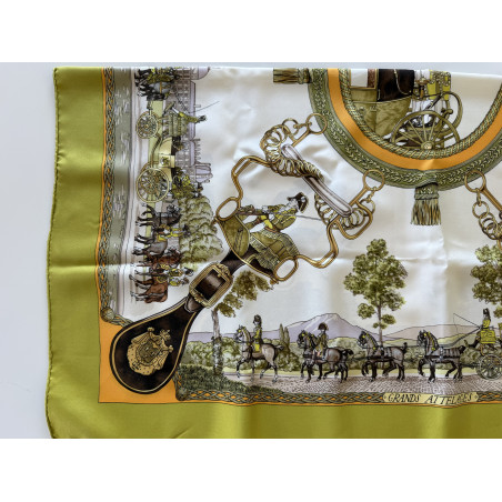 HERMÈS Seidentuch - Pre-loved Designer Second Hand | LUXURYLOVE